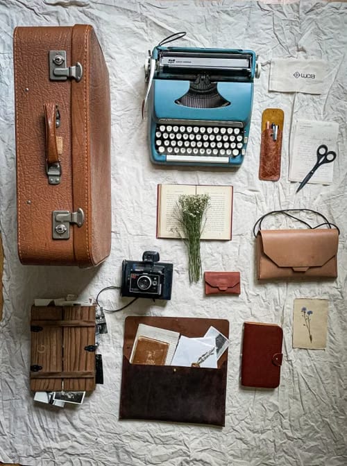 Historischer Lederkoffer mit Schreibmaschine, Kamera und Lederwaren